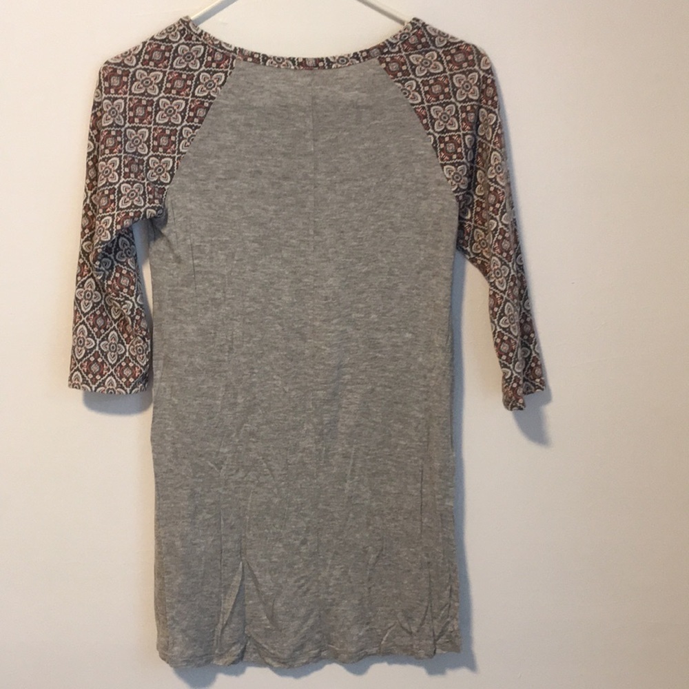 Threads Studio Woman’s Top - Picture 2 of 3